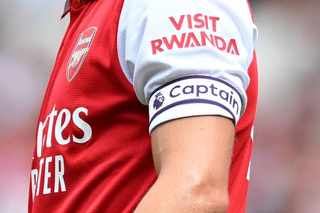 The "Visit Rwanda" logo is seen on the sleeve of Arsenal's Norwegian midfielder Martin Odegaard during a club friendly football match between Arsenal and Sevilla at the Emirates Stadium in London on July 30, 2022. (Photo by JUSTIN TALLIS / AFP)