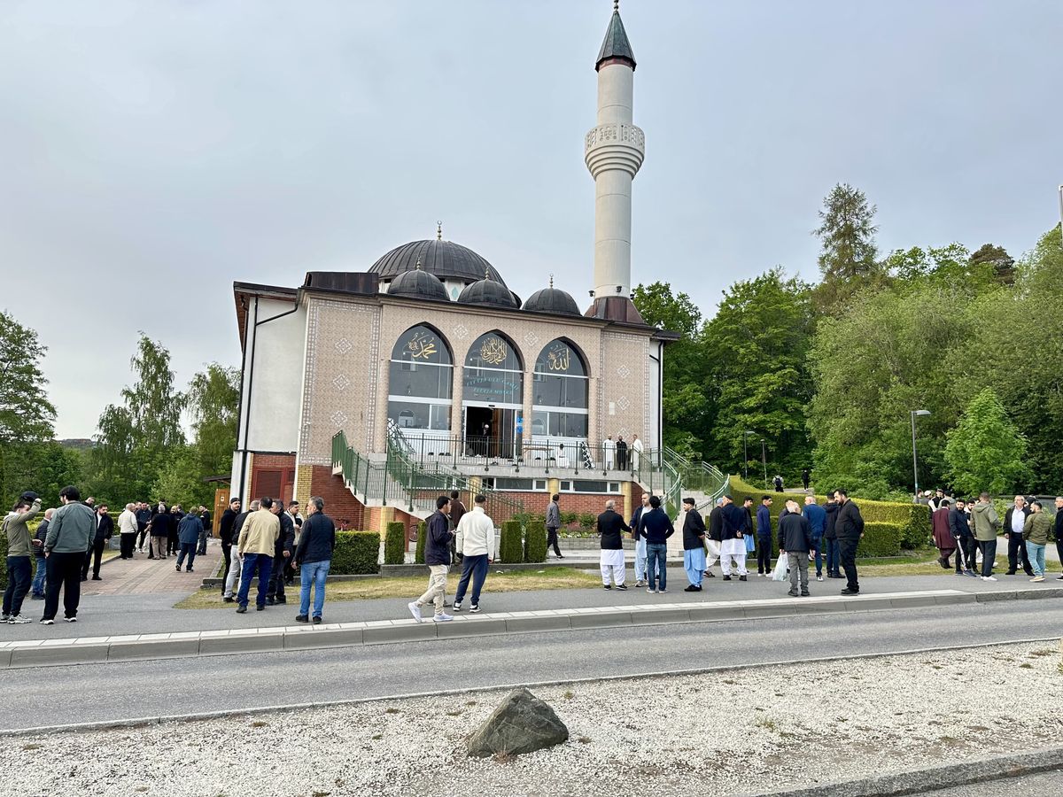 Migránsok egy mecsetnél Stockholmban Fotó: AFP