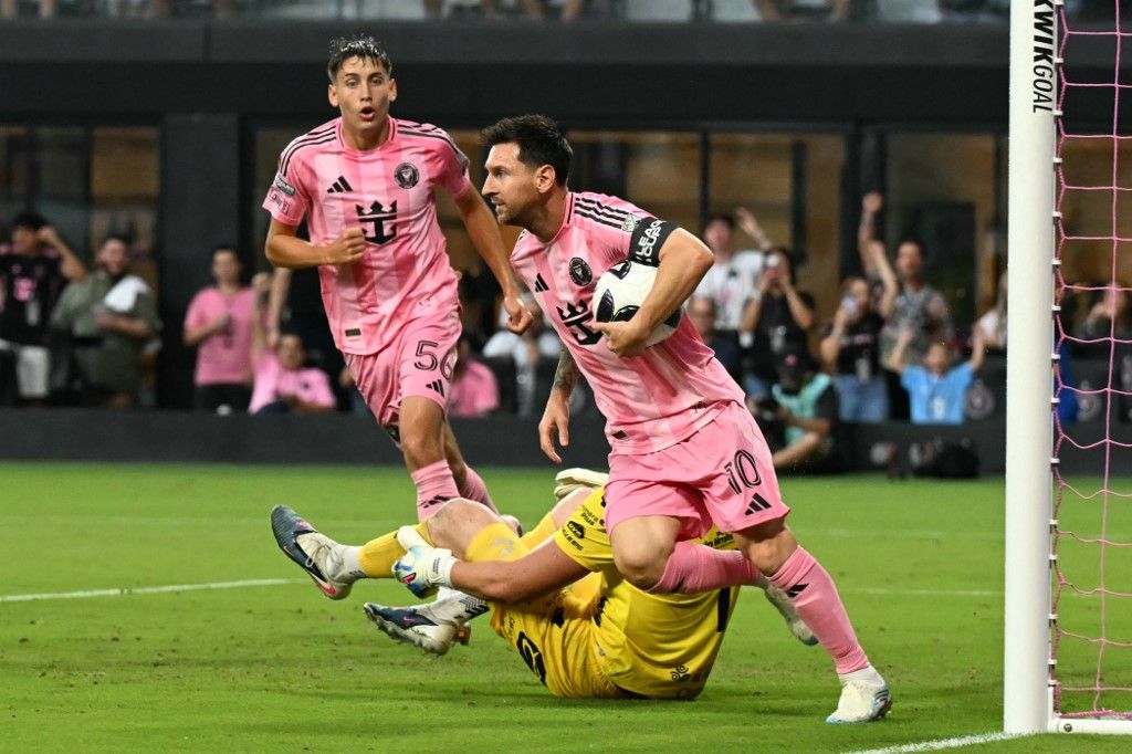 Pintér Dániel szalad ünnepelni Lionel Messi gólját a mexikói csapat ellen, és ez fordítva is megtörtént a meccsen