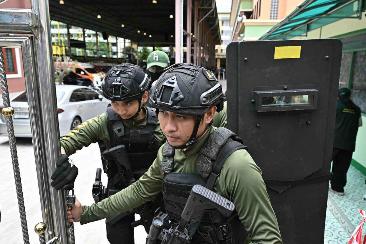 Armed police leave the school premises after a shooting in Bang Kruai district, Nonthaburi province, north of Thailand's capital Bangkok, on August 7, 2026. At least two people were killed and several others wounded in a school shooting north of the Thai capital Bangkok on August 7, a Nonthaburi provincial official told AFP. (Photo by Lillian SUWANRUMPHA / AFP)