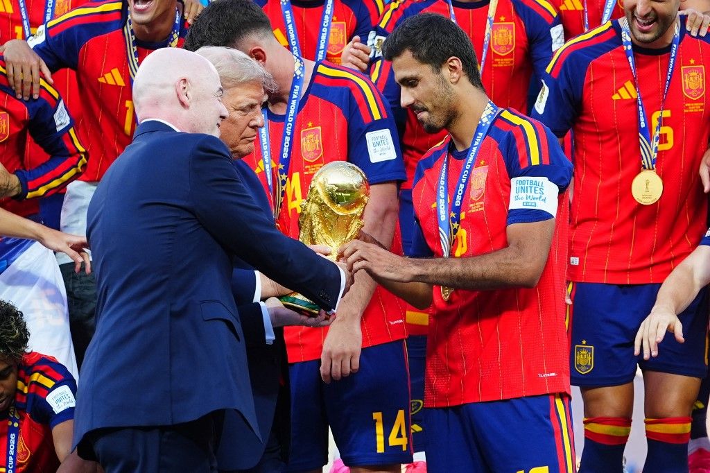 Rodri Donald Trumptól és Gianni Infantinótól vette át a vb-trófeát, most a Real Madrid helyett Barcelonába igazolhat
