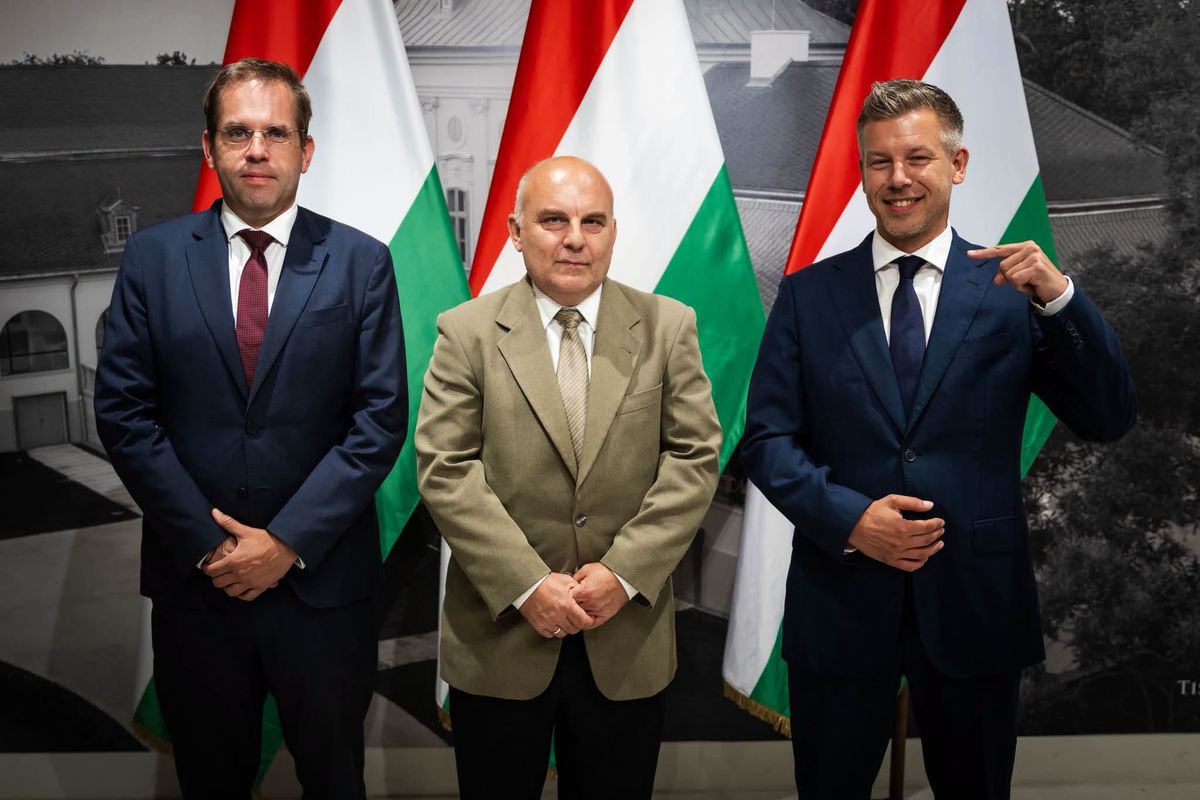 Magyar Péter, miniszterelnök, Ruff Bálint és Fülöp Botond társaságában. Forrás: Facebook