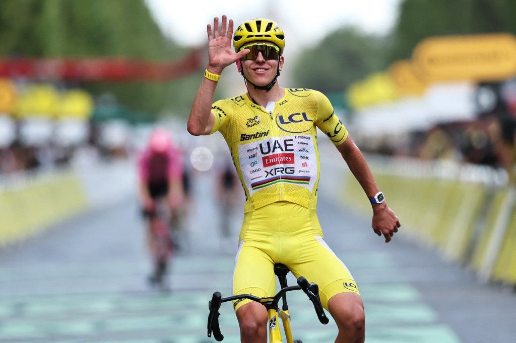 UAE Team Emirates - XRG's Slovenian rider Tadej Pogacar celebrates his overall victory as he crosses the finish line of the 21st stage of the 113th edition of the Tour de France cycling race, 88,7 km starting and finishing in Paris, on July 26, 2026. (Photo by Anne-Christine POUJOULAT / AFP)