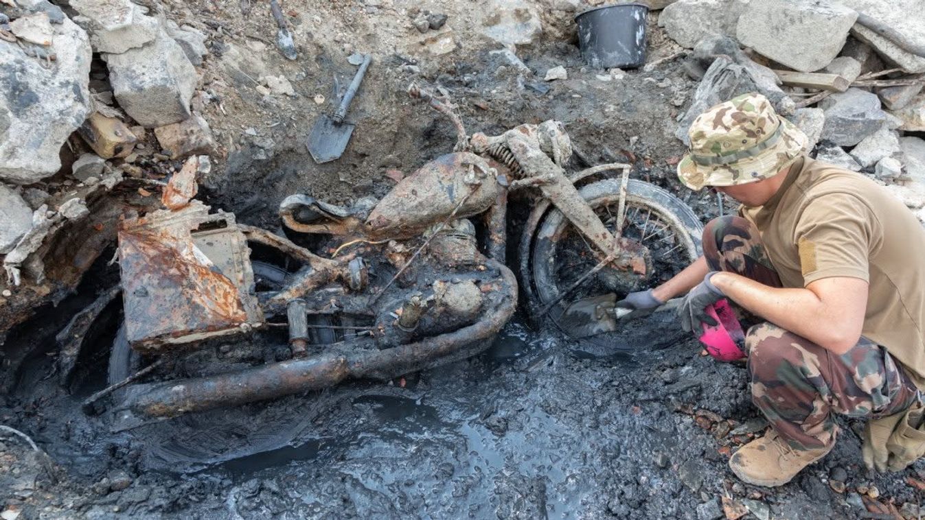 DKW 350 motorkerékpár feltárása a Bem rakpartnál