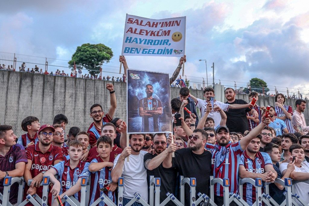 Trabzonspor supporters cheer as they wait for the arrival of Egyptian forward Mohamed Salah, who will join Turkish football club Trabzonspor, at the Trabzon Airport in Trabzon on August 5, 2026. Former Liverpool star Mohamed Salah arrived in Turkey to complete his move to Turkish club Trabzonspor after leaving the Premier League giants at the end of his contract. (Photo by Nurgul GUNAYDIN / AFP)