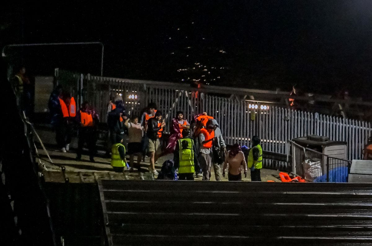 Migránsokat szállító hajó gyulladt ki, az Egyesült Királyság kormánya szerint „élő mentőakció” volt folyamatban Fotó: AFP