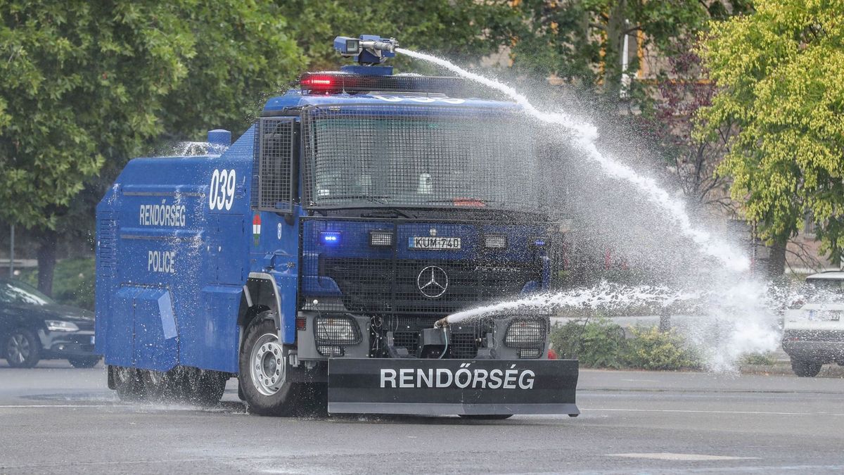 Egyszerre csapásmérő eszköz és frissülést hozó jármű a rendőrség vízágyúja
