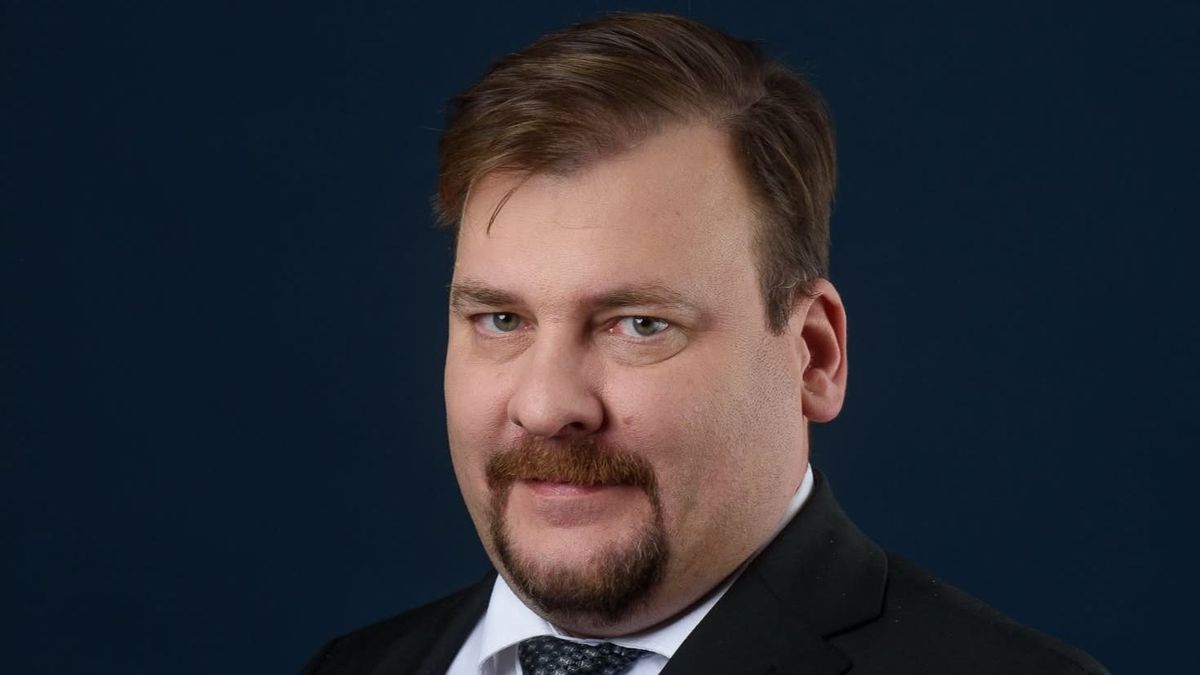 Hadházy Ákos lecsukatná az Alapjogokért Központ munkatársát