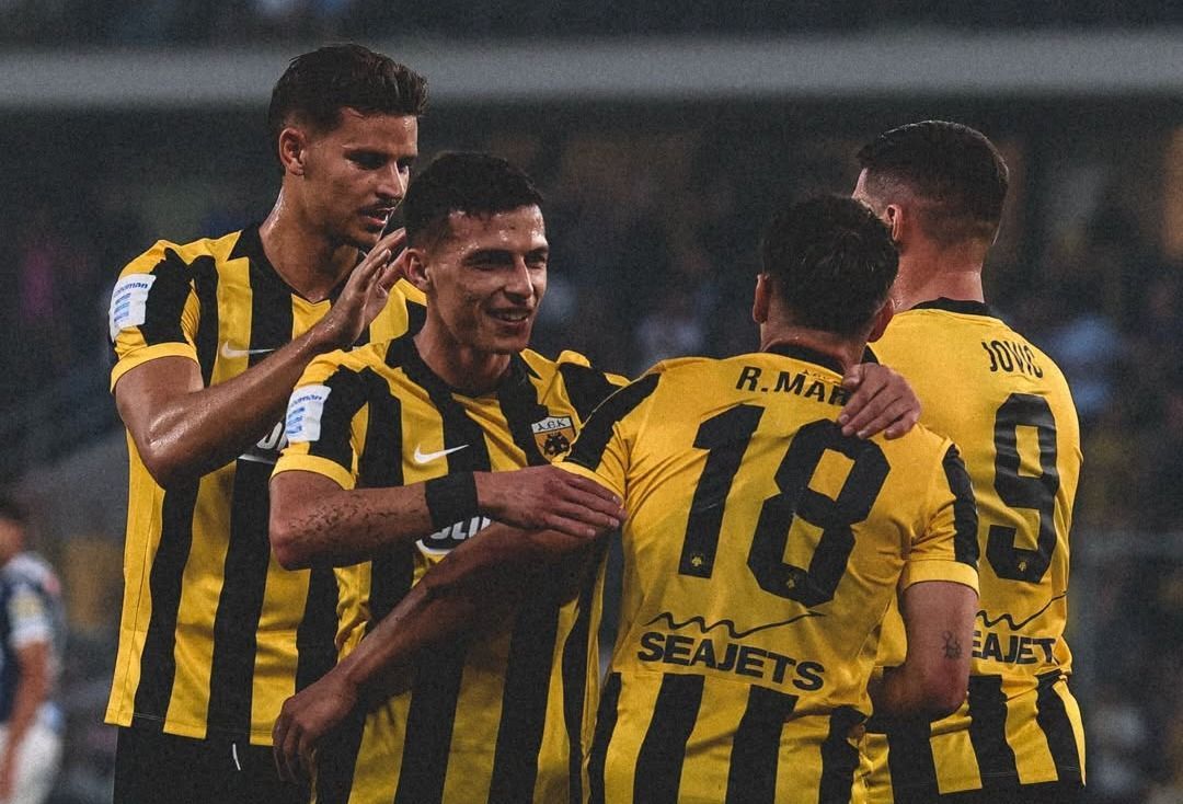Vitális Milán és az AEK Athén játékosai ünneplik Luka Jovics gólját, aki Varga Barnabás után talált be kétszer