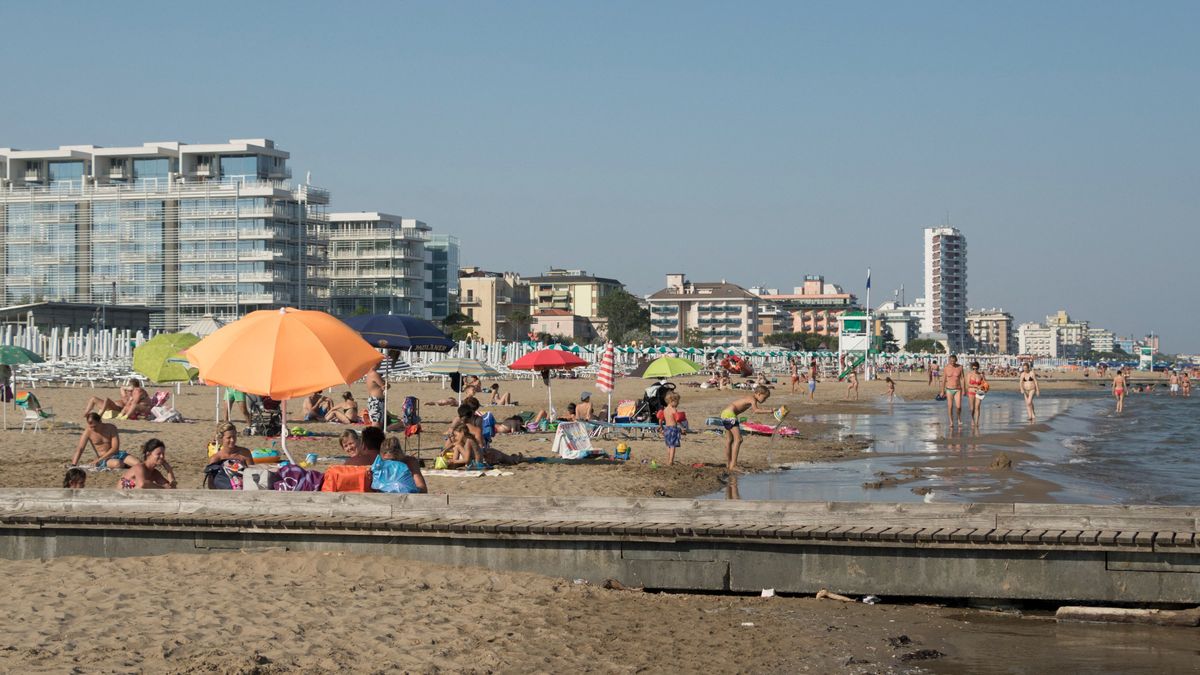 A népszerű olaszországi tengerpartok – mint például Bibione vagy Caorle – nyáron zsúfolásig telnek, a helyieknek ez egyszerre átok és áldás (Fotó: NICK SERVIAN / Robert Harding Heritage)