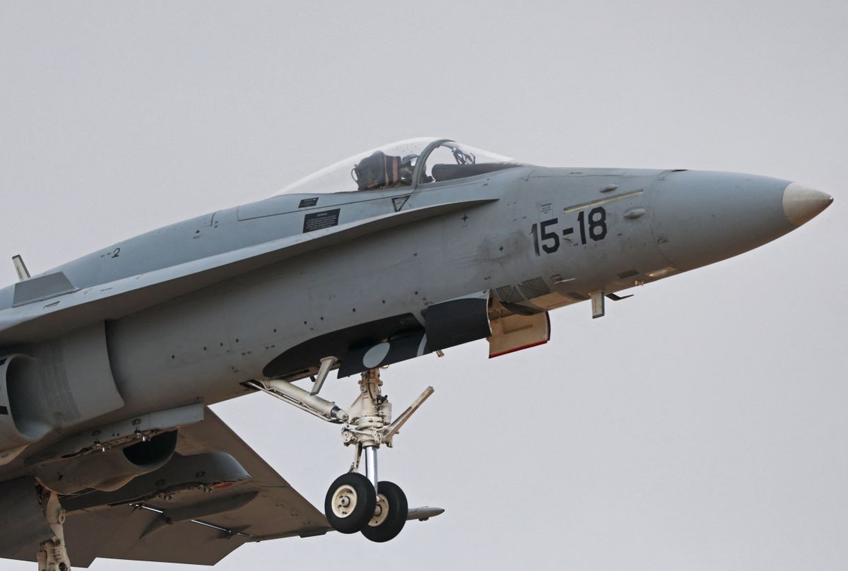 Két spanyol F–18-as vadászgép lelőtt egy engedély nélkül a román légtérbe behatoló drónt vasárnapra virradóra