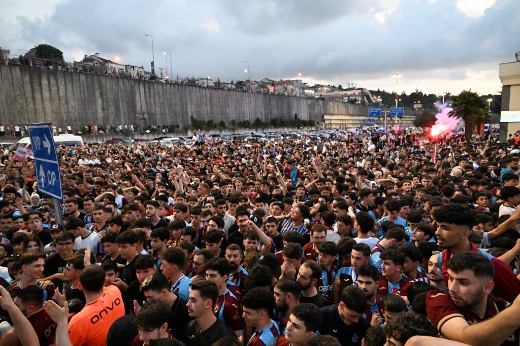 TRABZON, TURKIYE - AUGUST 5: Trabzonspor supporters welcome Egyptian footballer Mohamed Salah with flares and chants upon his arrival at Trabzon Airport in Trabzon, Turkiye, on August 5, 2026. Hakan Burak Altunoz / Anadolu (Photo by Hakan Burak Altunoz / Anadolu via AFP)
