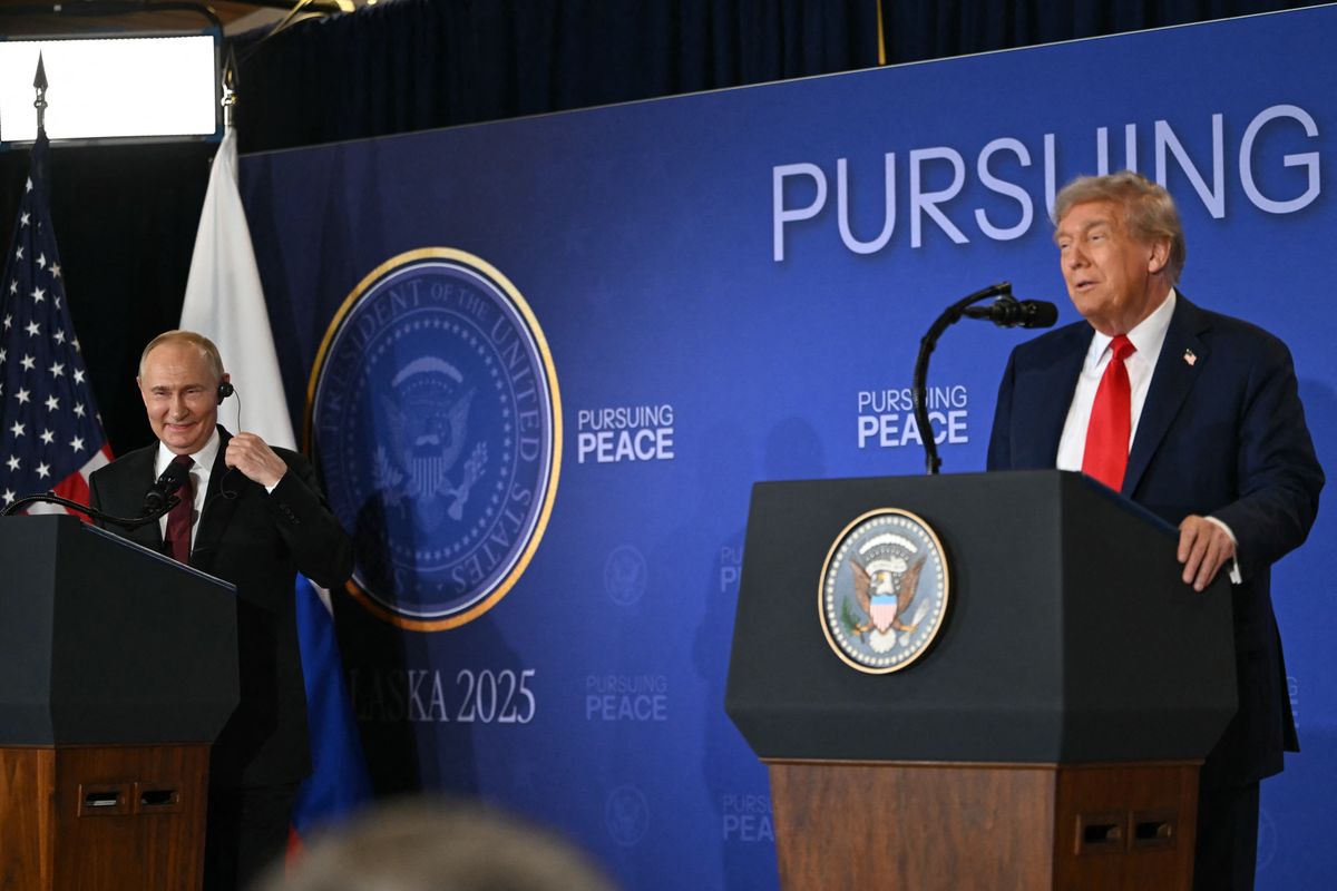 Donald Trump és Vlagyimir Putyin egy éve találkoztak Alaszkában (Fotó: ANDREW CABALLERO-REYNOLDS / AFP)