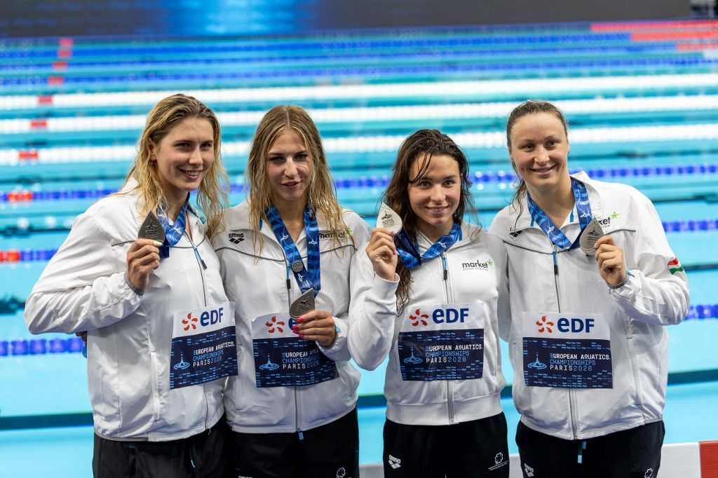 Ábrahám Minna, Pádár Nikolett, Késely Ajna és  Ugrai Panna (b–j) a párizsi úszó Eb-n 4x200 méteres női gyorsváltóban megszerzett ezüstéremmel