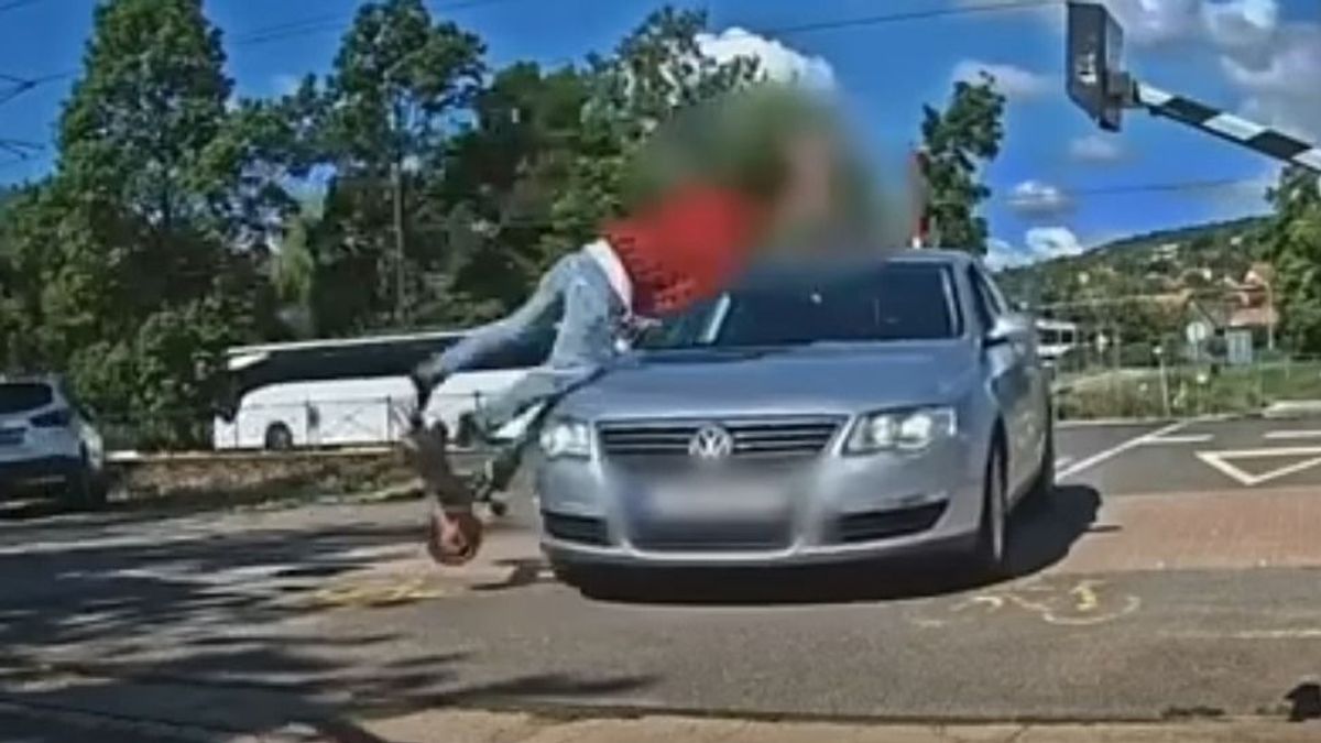 Lassítás nélkül hajtott az autó oldalába a rolleres a Balatonnál + videó