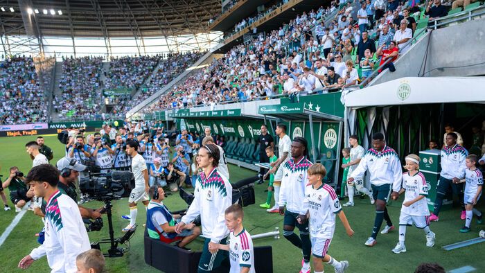 Az FTC és a Real Madrid kivonulása, a két csapat a közel telt házas Groupama Arénában vívott felkészülési mérkőzést egymás ellen