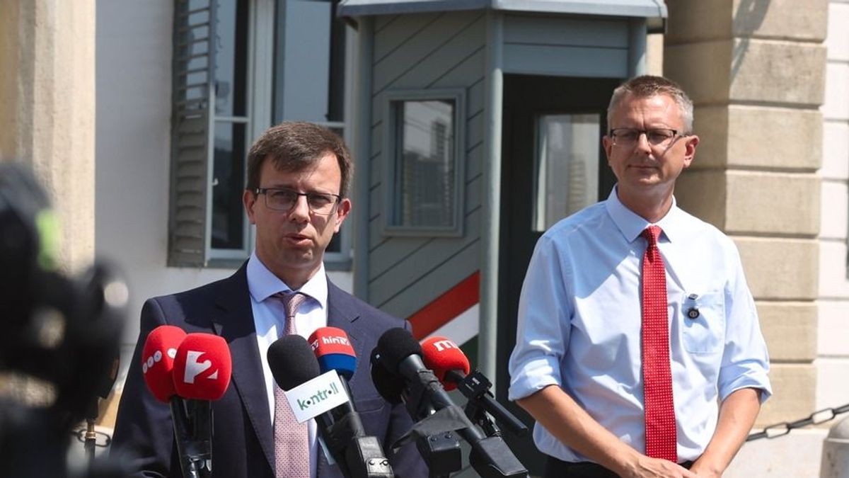 A tatai sortűz áldozatainak emléktábláját koszorúzta meg a Fidesz és a KDNP