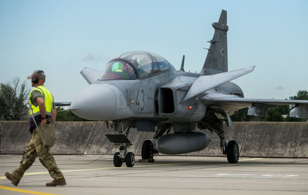 Magyar Légierő JAS-39 Gripen vadászrepülőgépe felszállás előtt, a "Nemzetközi Repülőnap és Haditechnikai bemutató 2021" rendezvény sajtótájékoztatójának napján a MH 59. Szentgyörgyi Dezső Repülőbázison Kecskeméten.