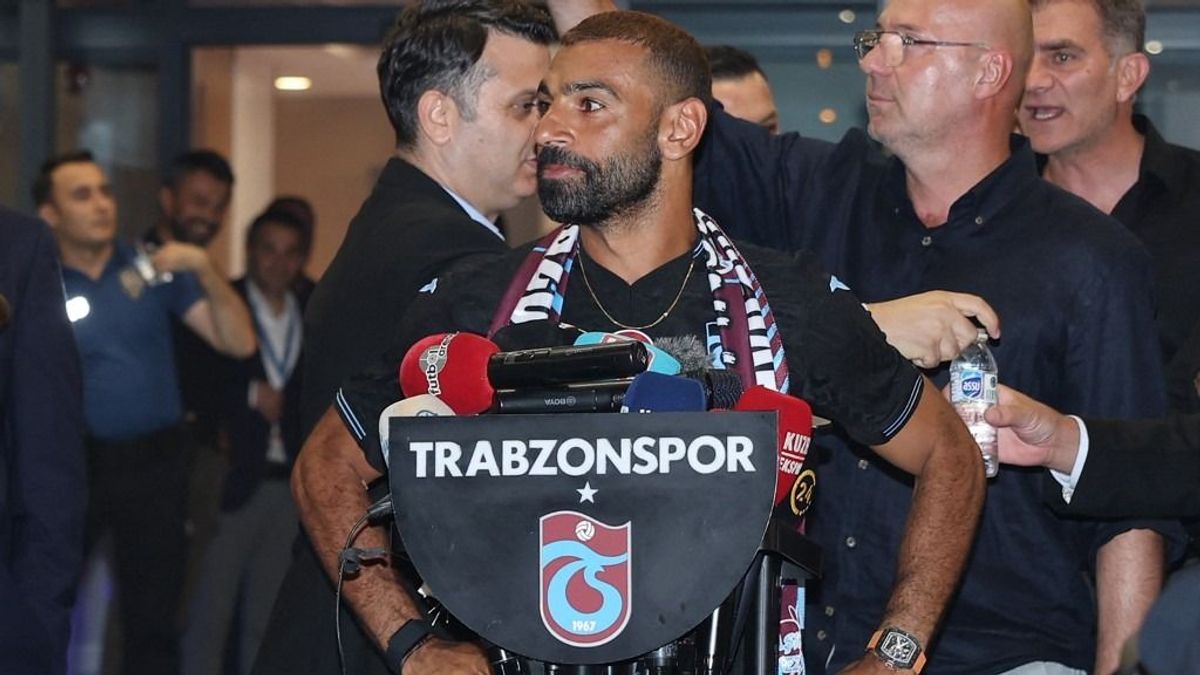 Liverpoolból szóltak be Szalahnak, akit 25 ezer török fogadott a reptéren