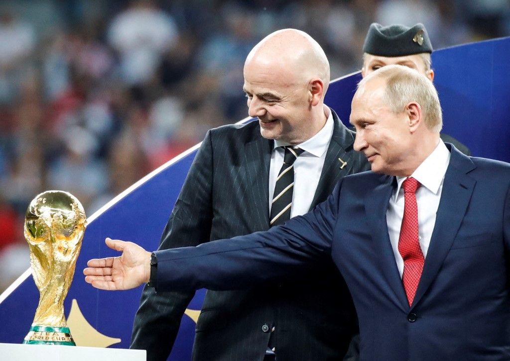 MOSCOW, RUSSIA - JULY 15: Russian President Vladimir Putin (R) and FIFA President Gianni Infantino (L) attend the award ceremony of the 2018 FIFA World Cup Russia final at the Luzhniki Stadium in Moscow, Russia on July 15, 2018. France have won the World Cup beating Croatia 4-2. Sebnem Coskun / Anadolu Agency (Photo by Sebnem Coskun / ANADOLU AGENCY / Anadolu via AFP)