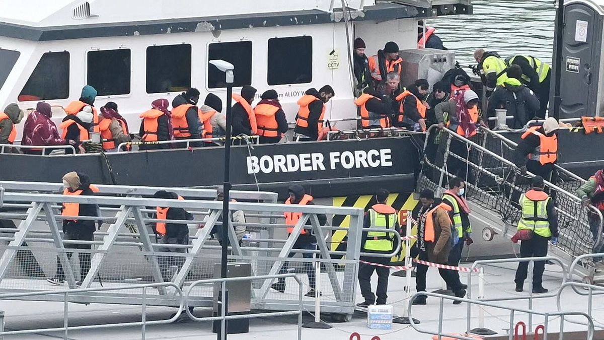 160 migránst szállító hajó gyulladt ki a La Manche csatornán