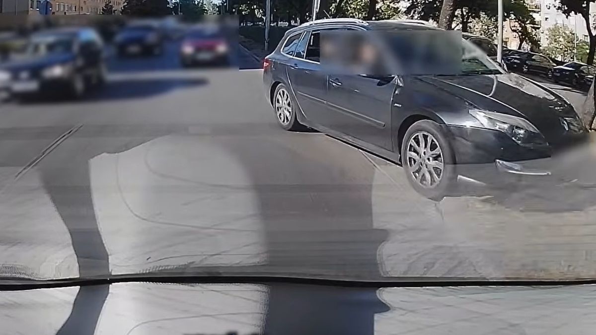 Begőzölt őfelsége, a siető autós, a járdára ugratva előzte ki a sort + videó