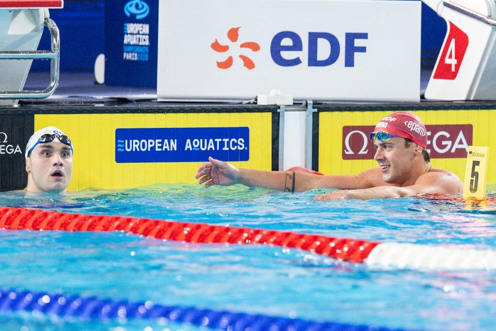 Milák Kristóf arckifejezése az Európa-csúcsa láttán, miközben a legyőzött Noé Ponti gratulál neki