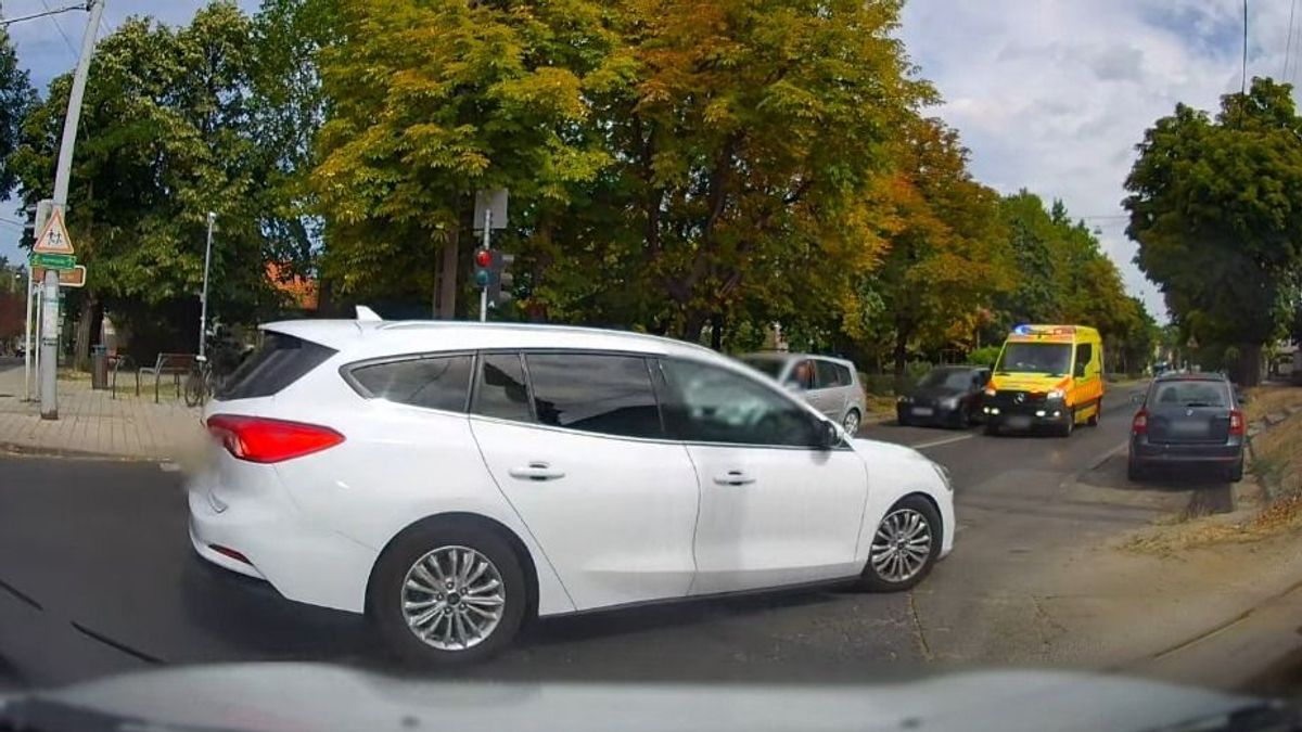 Nem értette, miért állnak meg a többiek, majd a mentő elé hajtott + videó