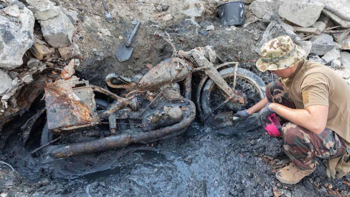 Csontvázak is előkerültek a DKW motorkerékpár alól a Bem rakpartnál