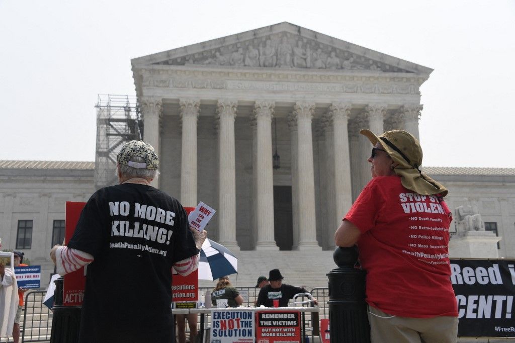 Death penalty protesters demonstrate outside the US Supreme Court in Washington, DC, on June 29, 2023. (Photo by OLIVIER DOULIERY / AFP)
Halálbüntetés