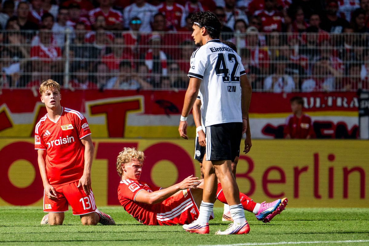Az Union Berlin magyar középpályás, Schäfer András térdel az Eintracht Frankfurt elleni Bundesliga-nyitányon
