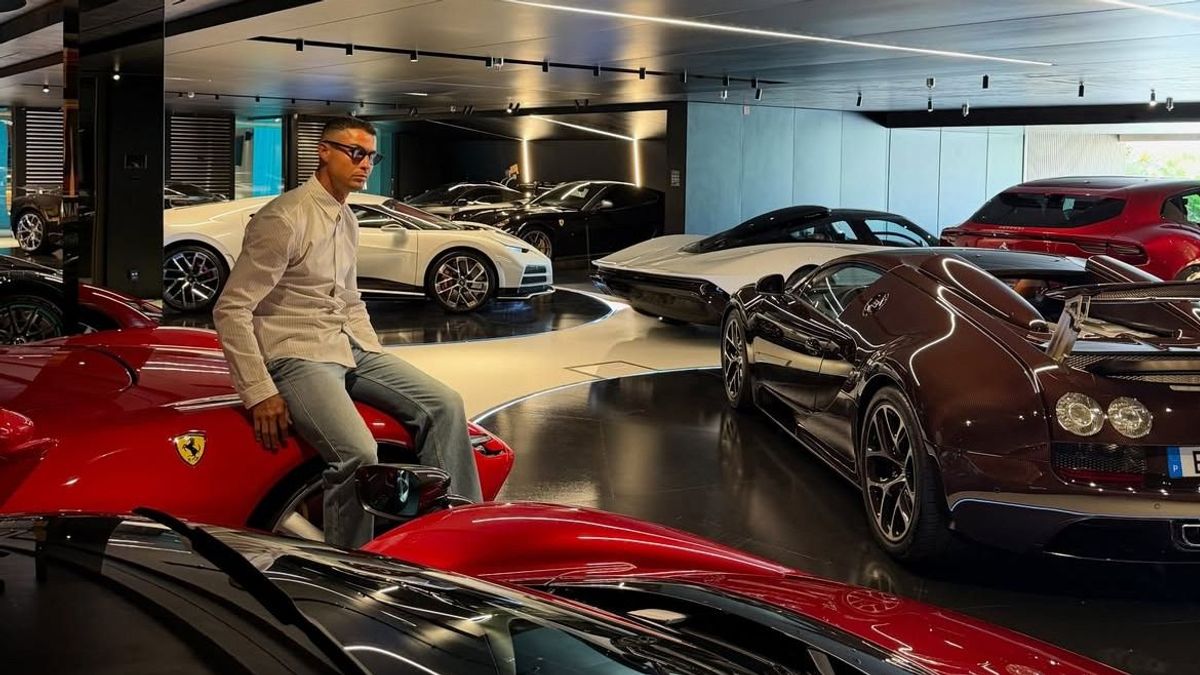 Cristiano Ronaldo megmutatta a luxusautóit, mintegy tízmilliárd forinttal pózolt