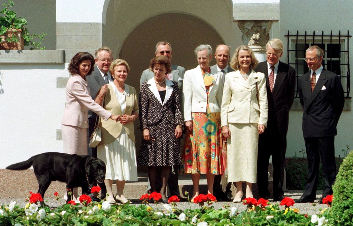BORGHOLM 14 JUNE 1997
On Saturday, the Nordic heads of state celebrated the 600th anniversary of the Kalmar Union. In front of the assembled press, everyone, including the royal family's Labrador Dino, posed for a unique group photo outside King Carl XVI Gustaf and Queen Silvia's Solliden on Öland. From left in the photo, Queen Silvia trying to get a kiss from Dino and then Finnish President Martti Ahtisaari with his wife Eeva, Queen Sonja, Prince Henrik, Danish Queen Margarethe II, Norwegian King Harald V, Icelandic President Ólafur Ragnar Grimsson with his wife Gudrún Katrin Thorbergsdóttir and the host King Carl XVI Gustaf 
PHOTO:JONAS EKSTRÖMER/CODE:1030
©PRESSENS BILD AB  

King Harald of Norway retro (Photo by JONAS EKSTROMER / TT News Agency via AFP)