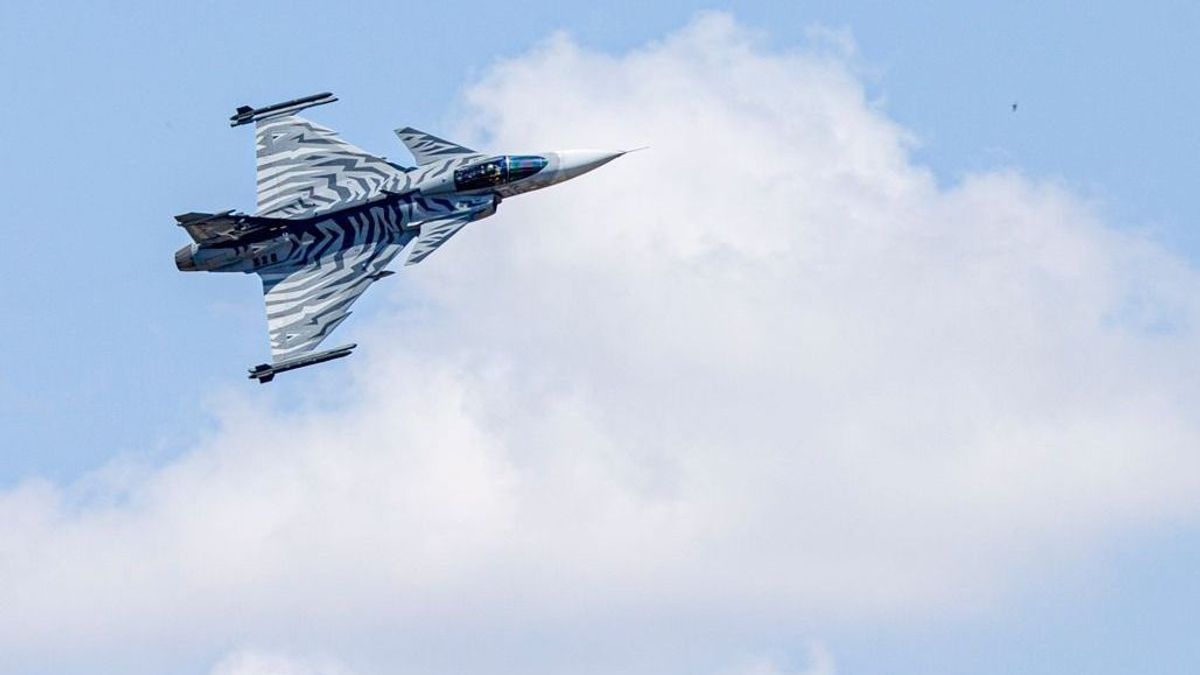 Kedden műtik a Szolnoknál lezuhant Gripen pilótáját