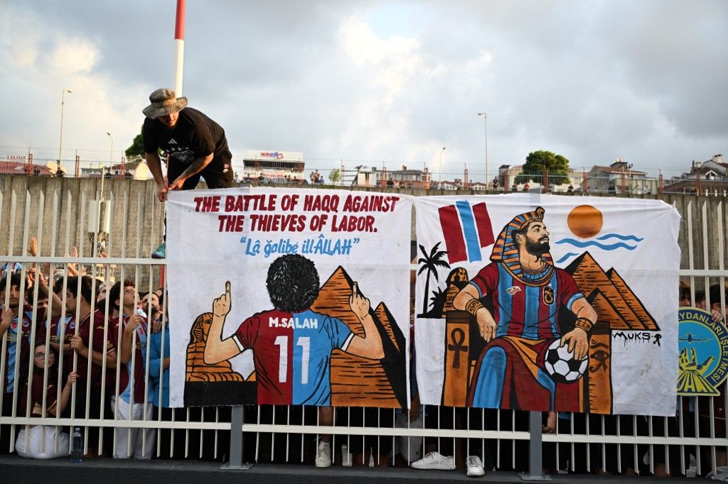 TRABZON, TURKIYE - AUGUST 5: Trabzonspor supporters welcome Egyptian footballer Mohamed Salah with flares and chants upon his arrival at Trabzon Airport in Trabzon, Turkiye, on August 5, 2026. Hakan Burak Altunoz / Anadolu (Photo by Hakan Burak Altunoz / Anadolu via AFP)