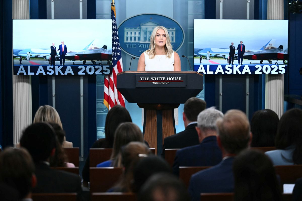 Karoline Leavitt nem megy messzire Donald Trump mellől (Fotó: MANDEL NGAN / AFP)
