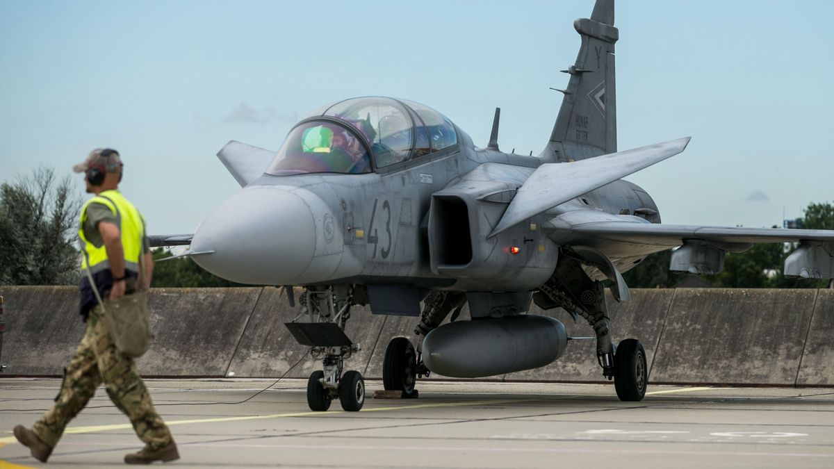 Itt a hivatalos bejelentés: teljes fegyverzettel zuhant le a Gripen, a vizsgálat végéig nem repülnek a gépek