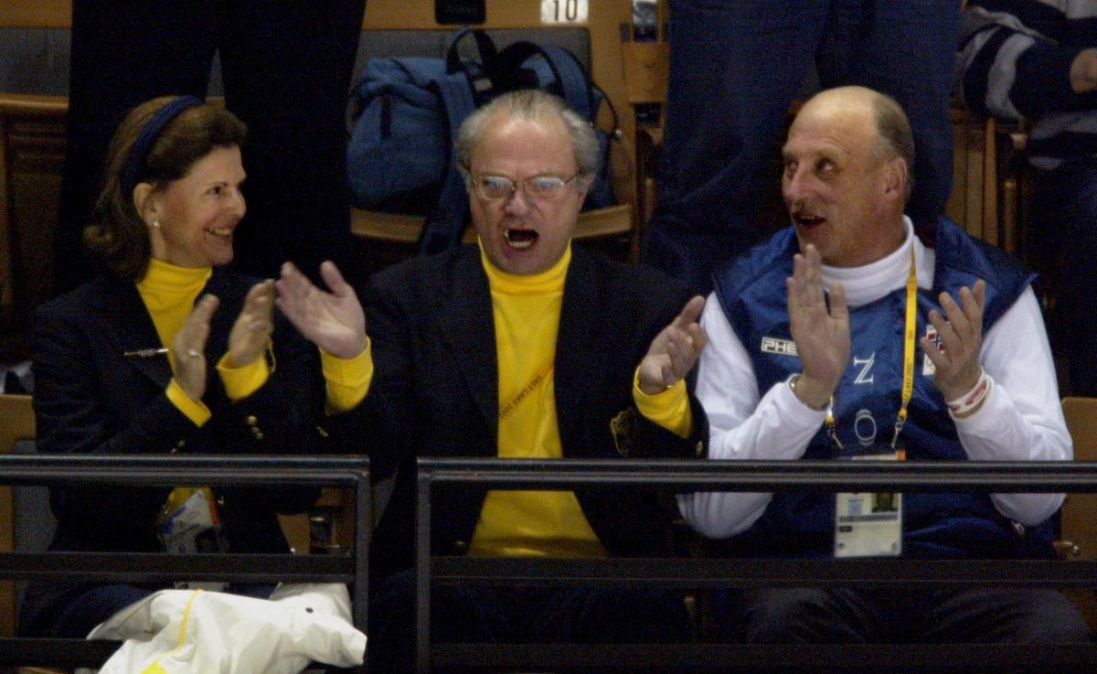 SALT LAKE CITY 020217 - Ice Hockey - Sweden met the Czech Republic in the hockey tournament on Sunday. Pictured: Queen Silvia, King Carl XVI Gustaf and King Harald of Norway watched the match from the stands. 
Photo Jonas Ekströmer / TT code 1030 


King Harald of Norway retro (Photo by JONAS EKSTROMER / TT News Agency via AFP)