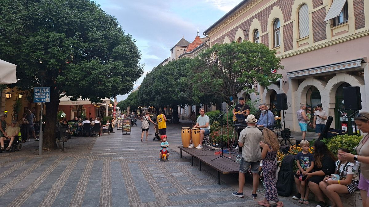 Utcazene tölti meg élettel Keszthely belvárosát
