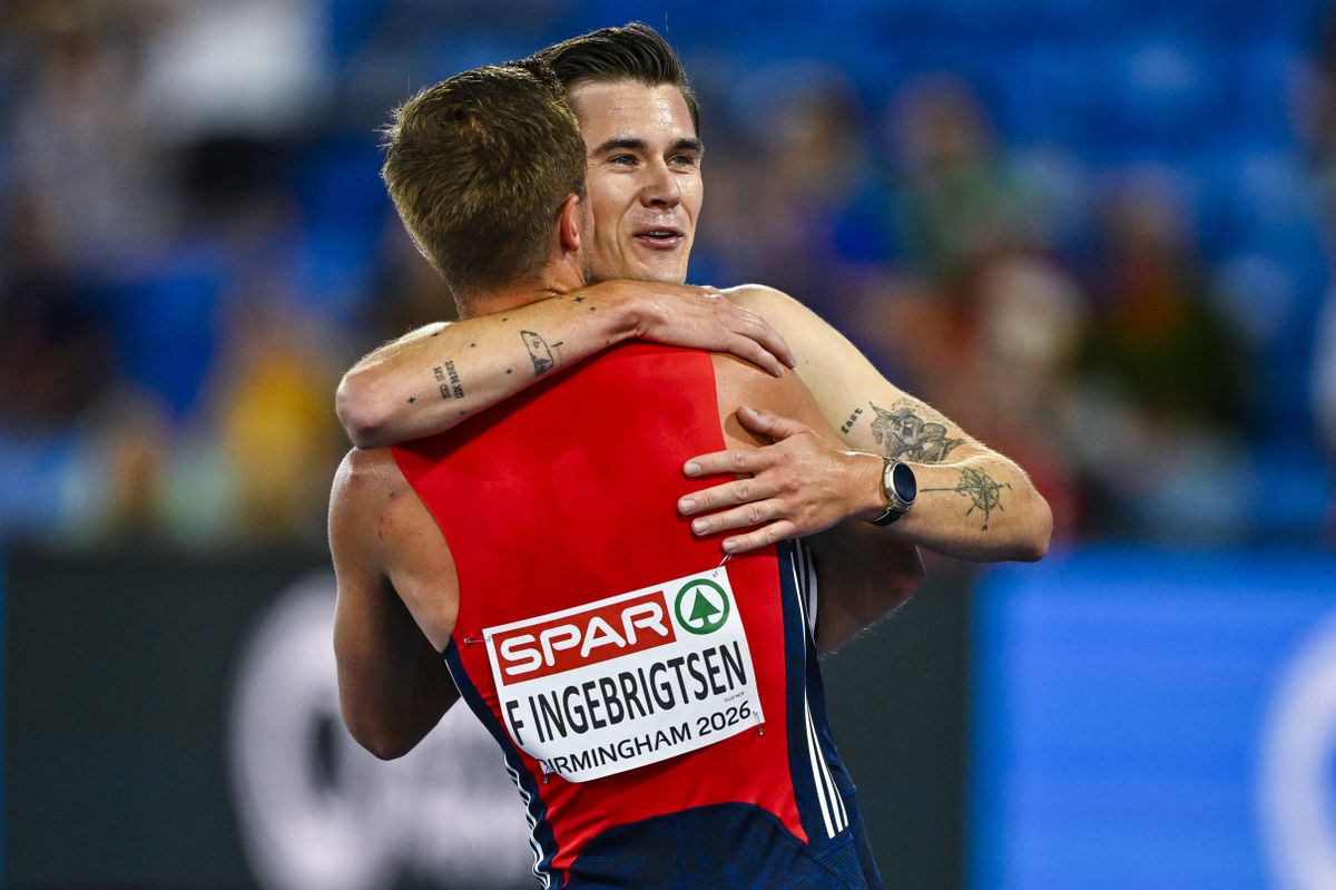 Filip Ingebrigtsen (háttal) most is ott volt az atlétikai Eb-mezőnyben, hogy gratuláljon öccse, Jakob Ingebrigtsen aranyához, akivel közös sebeket is hordoznak