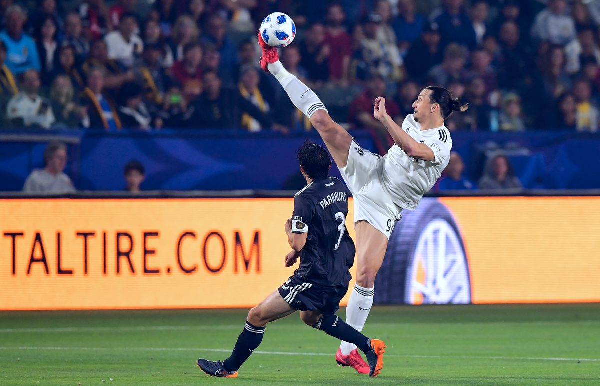 Zlatan Ibrahimovic megmozdulásain néha a futballpályán is meglátszott a tekvondó-múlt, Los Angelesben Salim Gergely edzette őt is, mint Salim Omar Gergelyt és testvéreit