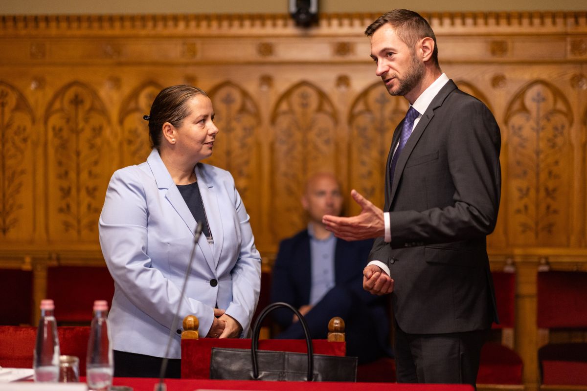 Az Országgyűlés igazságügyi és alkotmányügyi bizottságának ülése

Szöveg
Budapest, 2026. augusztus 25.

Unger Anna Róza politológus, a Nemzeti Vagyonvisszaszerzési és Vagyonvédelmi Hivatal egyik elnökjelöltje meghallgatásán az Országgyűlés igazságügyi és alkotmányügyi bizottságának ülésén 
