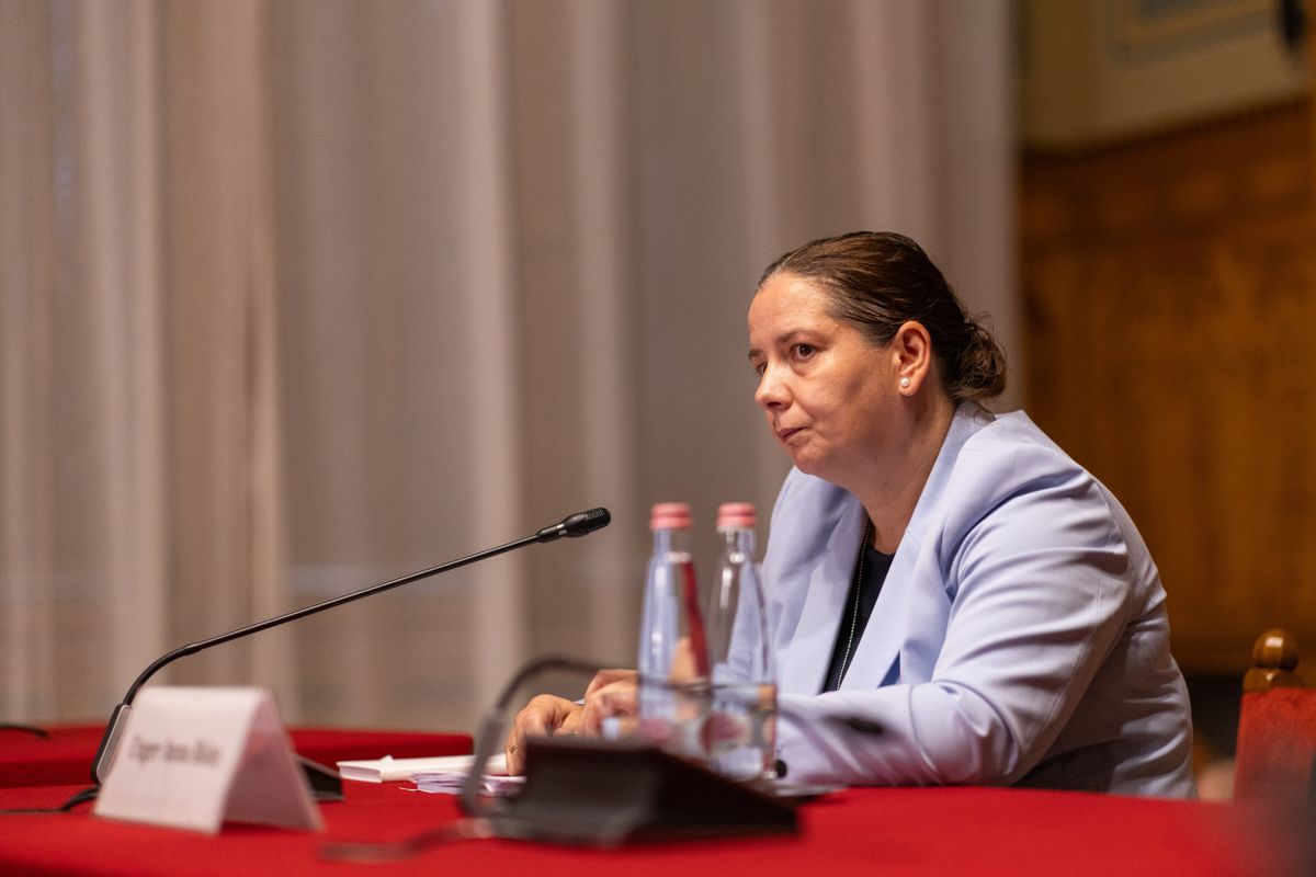Az Országgyűlés igazságügyi és alkotmányügyi bizottságának ülése
Szöveg
Budapest, 2026. augusztus 25.
Unger Anna Róza politológus, a Nemzeti Vagyonvisszaszerzési és Vagyonvédelmi Hivatal egyik elnökjelöltje meghallgatásán az Országgyűlés igazságügyi és alkotmányügyi bizottságának ülésén