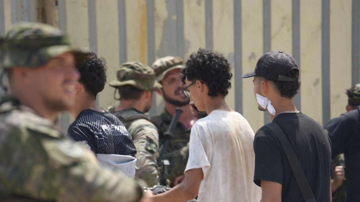 Ceuta: Madridnak váratlan gondja akadt a kiskorú migránsokkal, miközben Rómával is kitört a határháború