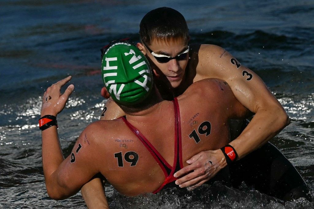 Rasovszky Kristóf és Betlehem Dávid ölelve ünneplik egymást a Szajnában, miután olimpiai arany- és bronzérmesek lettek