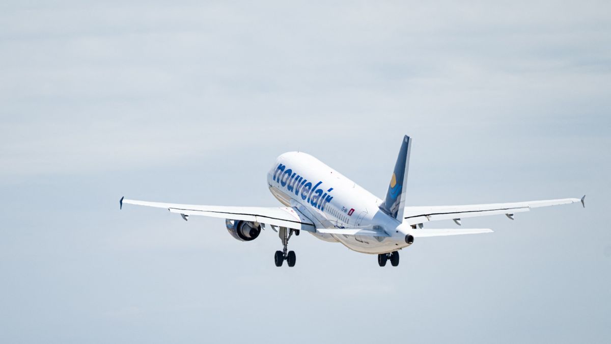 Tourists Opt for 'Blind Flights' and Device-Free Stays in New Travel Trend