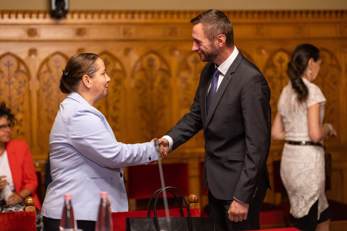 Az Országgyűlés igazságügyi és alkotmányügyi bizottságának ülése

Szöveg
Budapest, 2026. augusztus 25.

Unger Anna Róza politológus, a Nemzeti Vagyonvisszaszerzési és Vagyonvédelmi Hivatal egyik elnökjelöltje meghallgatásán az Országgyűlés igazságügyi és alkotmányügyi bizottságának ülésén 