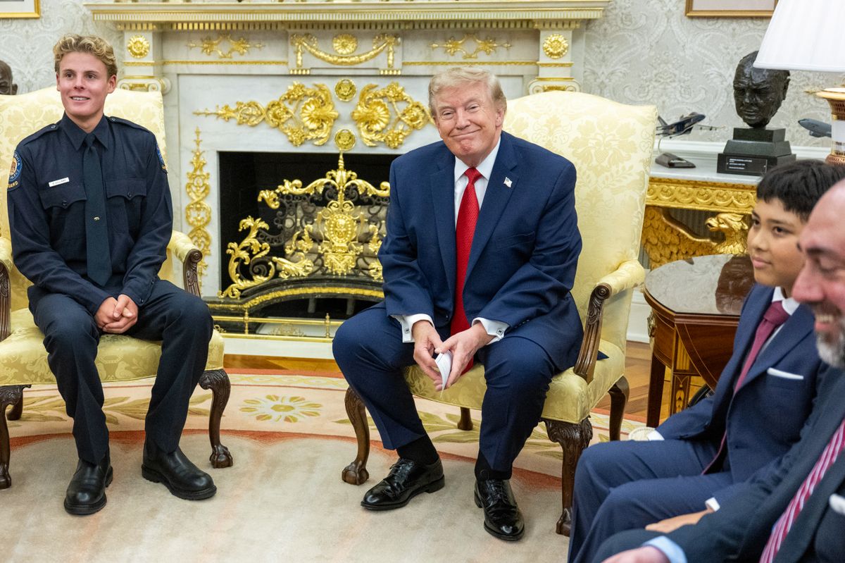 Trump a Fehér Házban találkozott a 16 éves Ryder Williamsszel, valamint Nathaniel Rai-jal – akit egy hullám sodort az óceánba, és akit Williams mentett ki – és családjaikkal