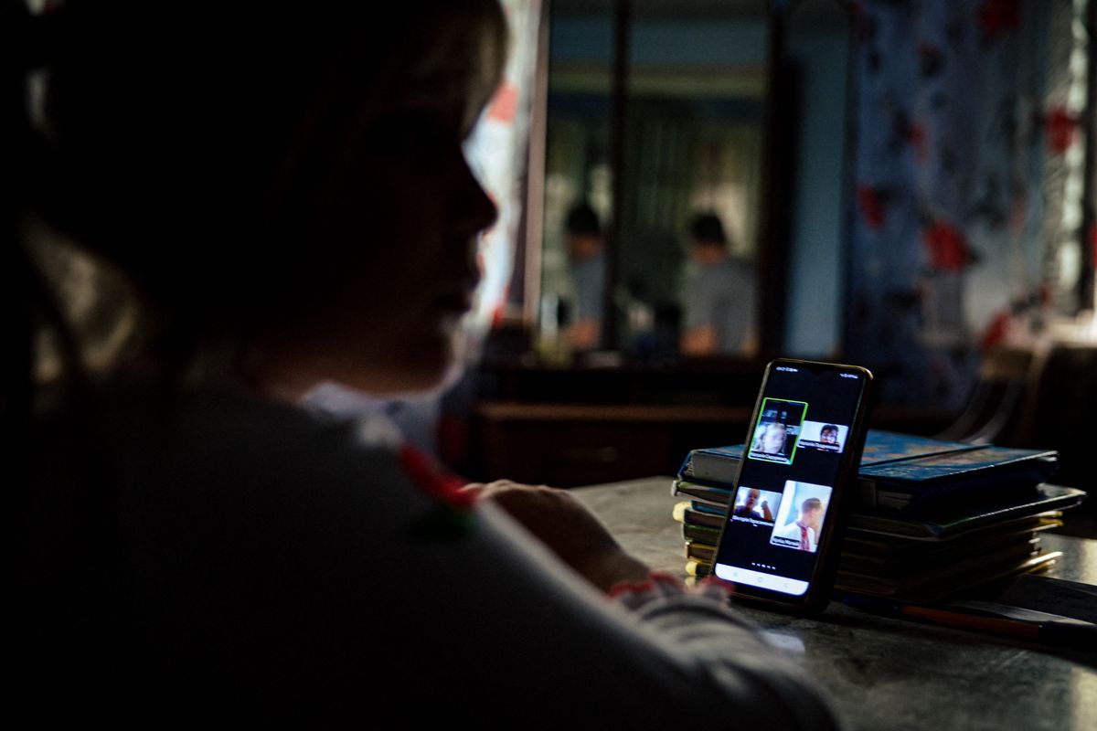 Csehországban is kitiltják az iskolákból a telefonokat és a tableteket (Fotó: DIMITAR DILKOFF / AFP)