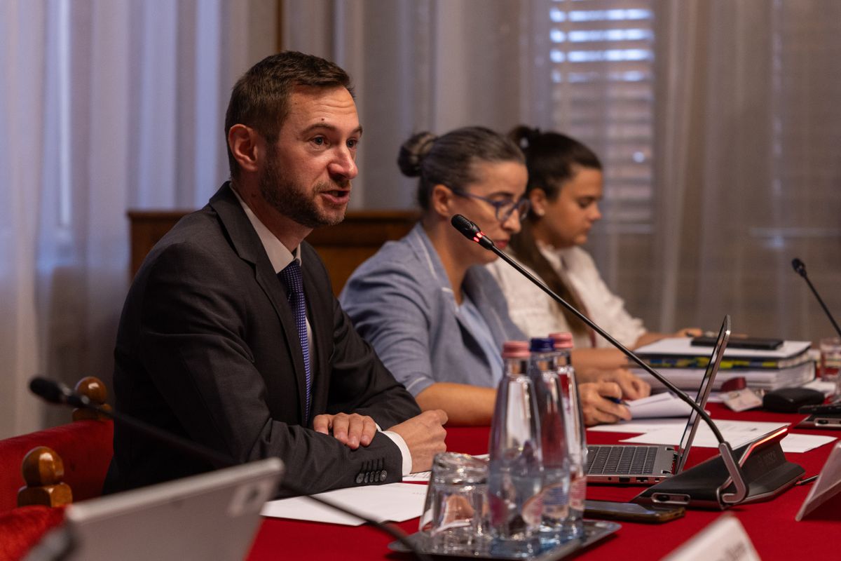Az Országgyűlés igazságügyi és alkotmányügyi bizottságának ülése
Budapest, 2026. augusztus 25.
Hantosi István, a bizottság Tisza párti elnöke (b)
Ligeti Miklós, a Transparency International jogi vezetője, a Nemzeti Vagyonvisszaszerzési és Vagyonvédelmi Hivatal elnöki tisztségére jelölt meghallgatásán